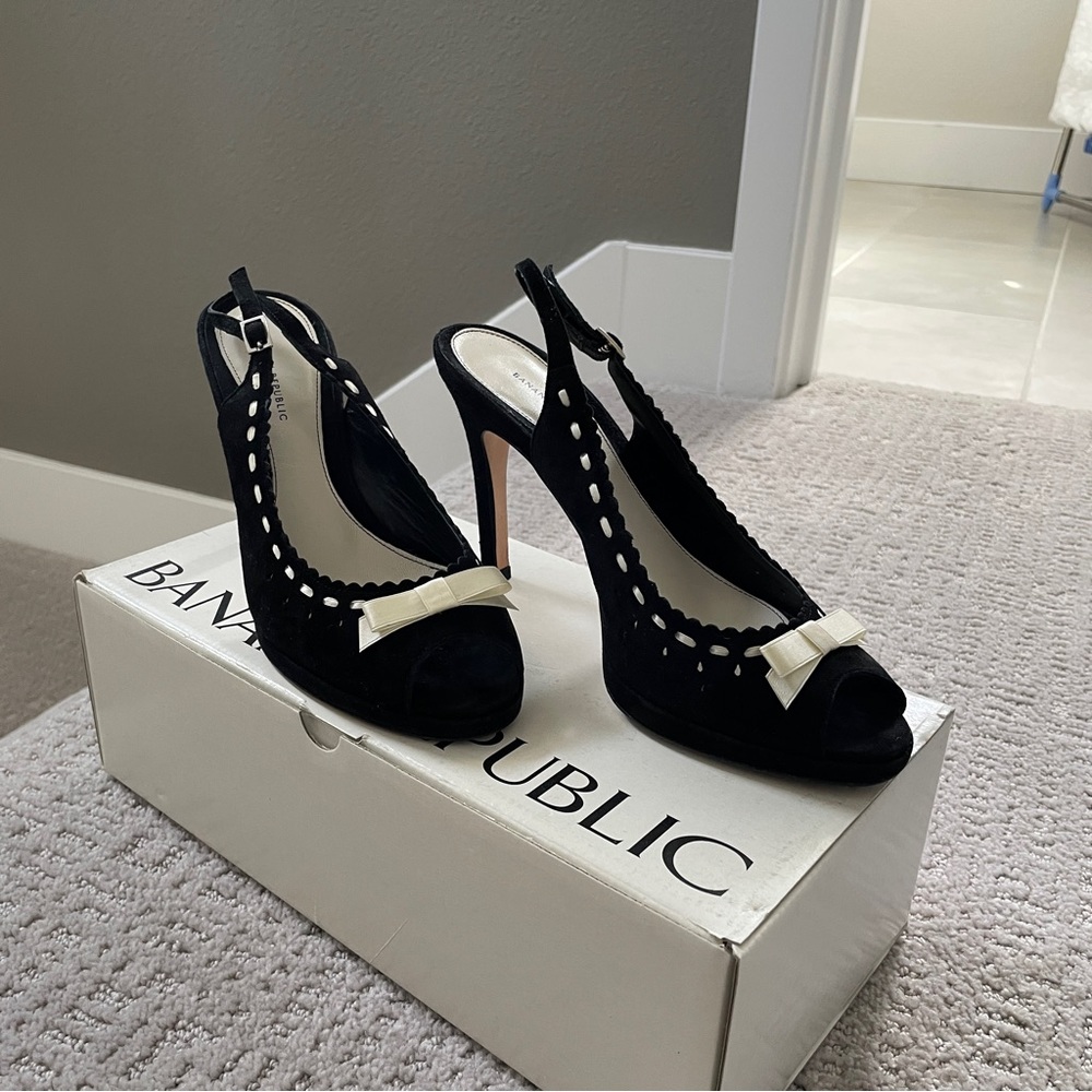 Vintage Banana Republic Suede leather scalloped peep toe stiletto heels 👠